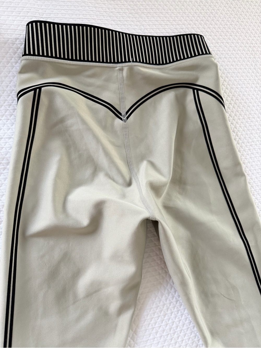 ALO Yoga Sage Green Sports Bra with Black Striped Elastic / Airlift Leggings set - Picture 9 of 10